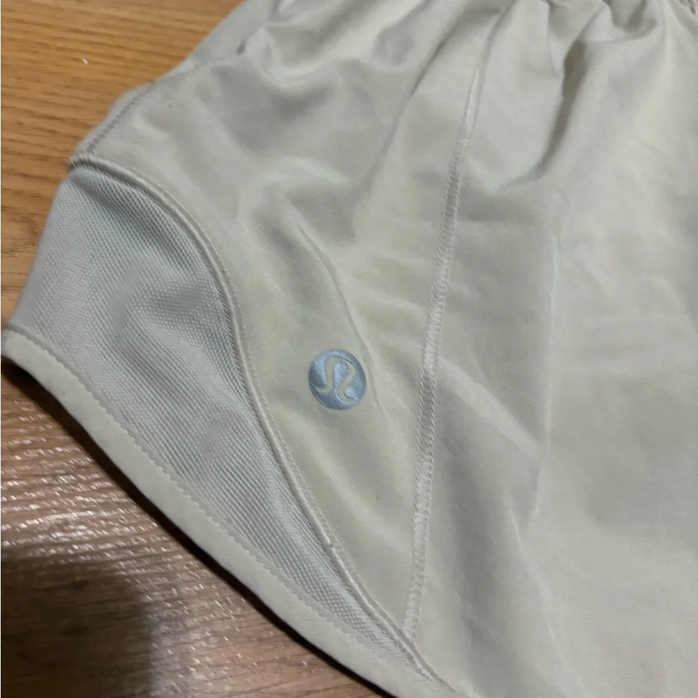 LULULEMON Cream hotty hot 2.5in Shorts - Picture 3 of 5